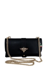 Zwarte leren clutch met een gestructureerde afwerking, gouden bijversiering en een schouderband van ketting. Inclusief een klein detail van de Italiaanse vlag.