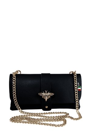 Zwarte leren clutch met een gestructureerde afwerking, gouden bijversiering en een schouderband van ketting. Inclusief een klein detail van de Italiaanse vlag.