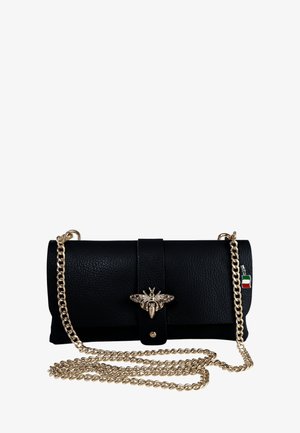 Zwarte leren clutch met een gestructureerde afwerking, gouden bijversiering en een schouderband van ketting. Inclusief een klein detail van de Italiaanse vlag.