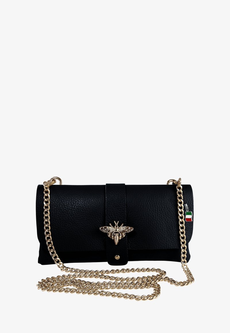 Zwarte leren clutch met een gestructureerde afwerking, gouden bijversiering en een schouderband van ketting. Inclusief een klein detail van de Italiaanse vlag.