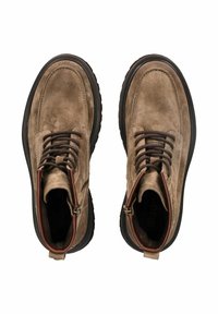 Stivali alla caviglia in suede marrone con chiusura stringata, dettagli a contrasto marrone e suola testurizzata. Presentano un design resistente e cuciture rinforzate.