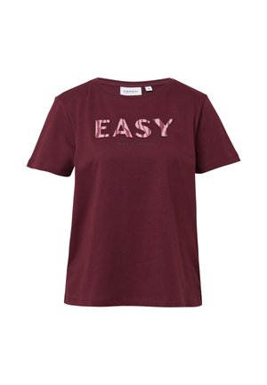 Burgundowa bawełniana koszulka z krótkim rękawem, z napisem "EASY" w jasnoróżowym kolorze i "take it casual" w mniejszym zielonym tekście poniżej.