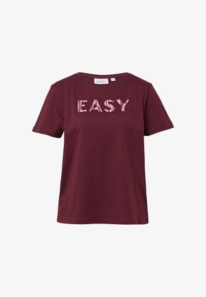 Burgundowa bawełniana koszulka z krótkim rękawem, z napisem "EASY" w jasnoróżowym kolorze i "take it casual" w mniejszym zielonym tekście poniżej.