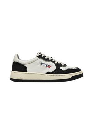 Sneaker basso in pelle bianca con inserti in suede nero, lacci bianchi e toppa laterale con logo della bandiera americana.