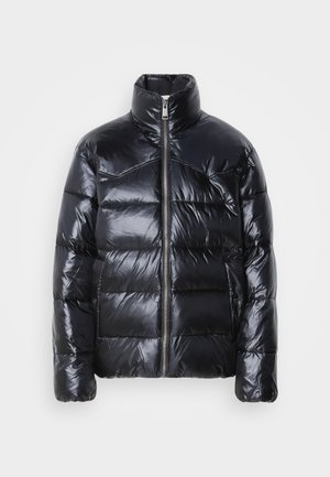 Sort dunjakke lavet af skinnende, quiltet materiale. Har en høj krave, lynlåslukning foran og polstrede sektioner for isolering.