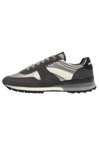Graue und silberne Sneaker aus Wildleder und Satin mit abgerundeter Zehenpartie, Schnürung und kontrastierenden weißen Akzenten. Gummisohle.