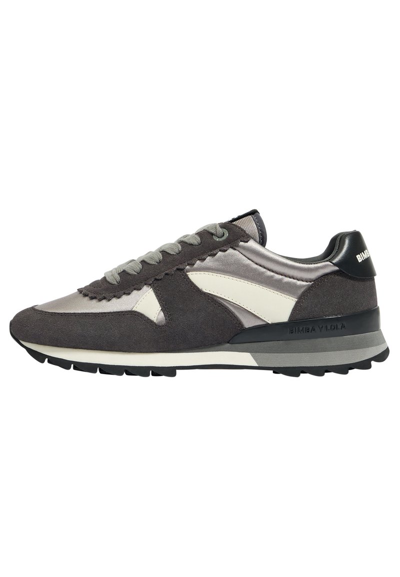 Graue und silberne Sneaker aus Wildleder und Satin mit abgerundeter Zehenpartie, Schnürung und kontrastierenden weißen Akzenten. Gummisohle.