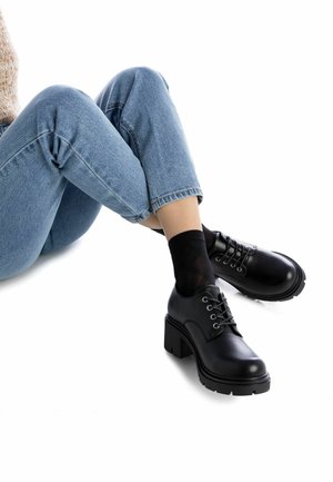 XTI Zapatos con cordones - black