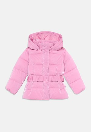 Casaco puffer rosa brilhante com capuz e cinto elástico, apresentando botões de pressão, projetado para o clima frio.