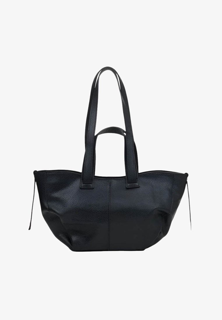 Crna kožna torba s glatkom teksturom, čvrstih dvostrukih ručki i prostranim dizajnom. Sadrži bočne vezice za podešavanje oblika.