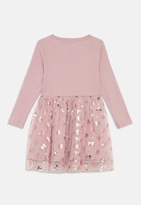 Dugulja s dugim rukavima za malu djevojčicu u ružičastoj boji s rebrastim bodicem i prozirnom suknjom koja ima sjajne uzorke leptira u ružičastoj zlatnoj boji.