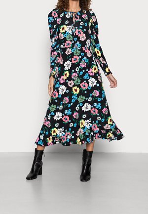 Vestido midi negro con estampado floral multicolor, mangas largas abullonadas y dobladillo con volantes, combinado con botines negros al tobillo.