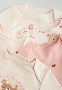 Penki kūdikių marškiniai švelnių pastelinių spalvų. Su meškiukų motyvais, širdelių akcentais ir languotais raštais. Pagaminti iš medvilnės su apvaliais kaklais.