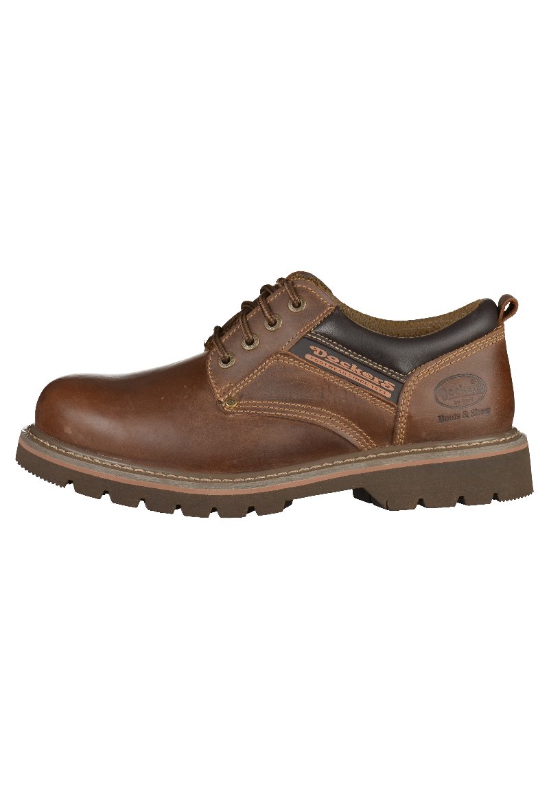 Chaussure en cuir marron avec un bout arrondi, des coutures détaillées, une semelle en caoutchouc robuste et un système de laçage. Présente une section de talon foncé contrastante.