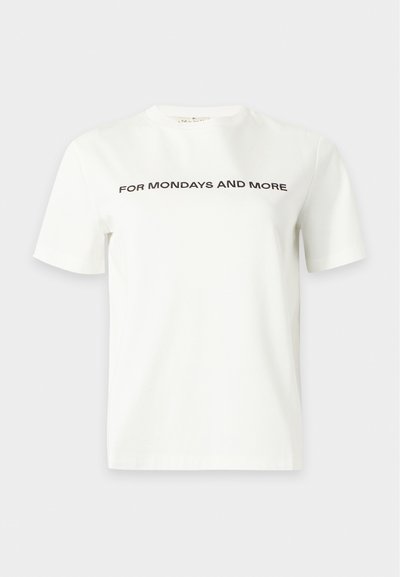 Λευκό κοντομάνικο T-shirt με μαύρο κείμενο "FOR MONDAYS AND MORE" στο κέντρο του στήθους σε απλό φόντο.