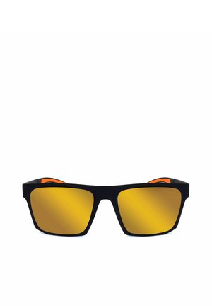 Occhiali da sole rettangolari neri con lenti riflettenti giallo-arancio e dettagli arancioni all'interno delle aste.