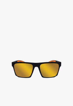 Occhiali da sole rettangolari neri con lenti riflettenti giallo-arancio e dettagli arancioni all'interno delle aste.