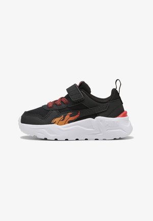 Czarno-czerwony dziecięcy sneaker z wzorem płomieni, biała gruba podeszwa, czerwone sznurówki i czarny pasek na rzep, widok z boku.