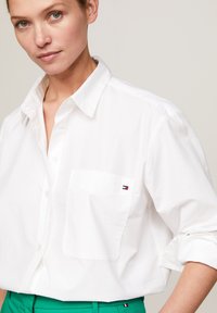Tommy Hilfiger POPLIN EASY FIT - Button-down blouse - th optic white