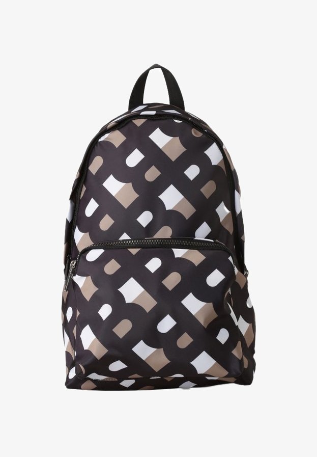 Sac à dos noir avec un motif géométrique beige et blanc, doté d'une poche avant zippée et de bretelles réglables. Texture lisse.