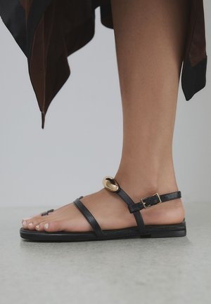 Next, REGULAR FIT - N. PREMIUM HARDWARE TOE LOOP - Sandaler m/ tåsplit - black