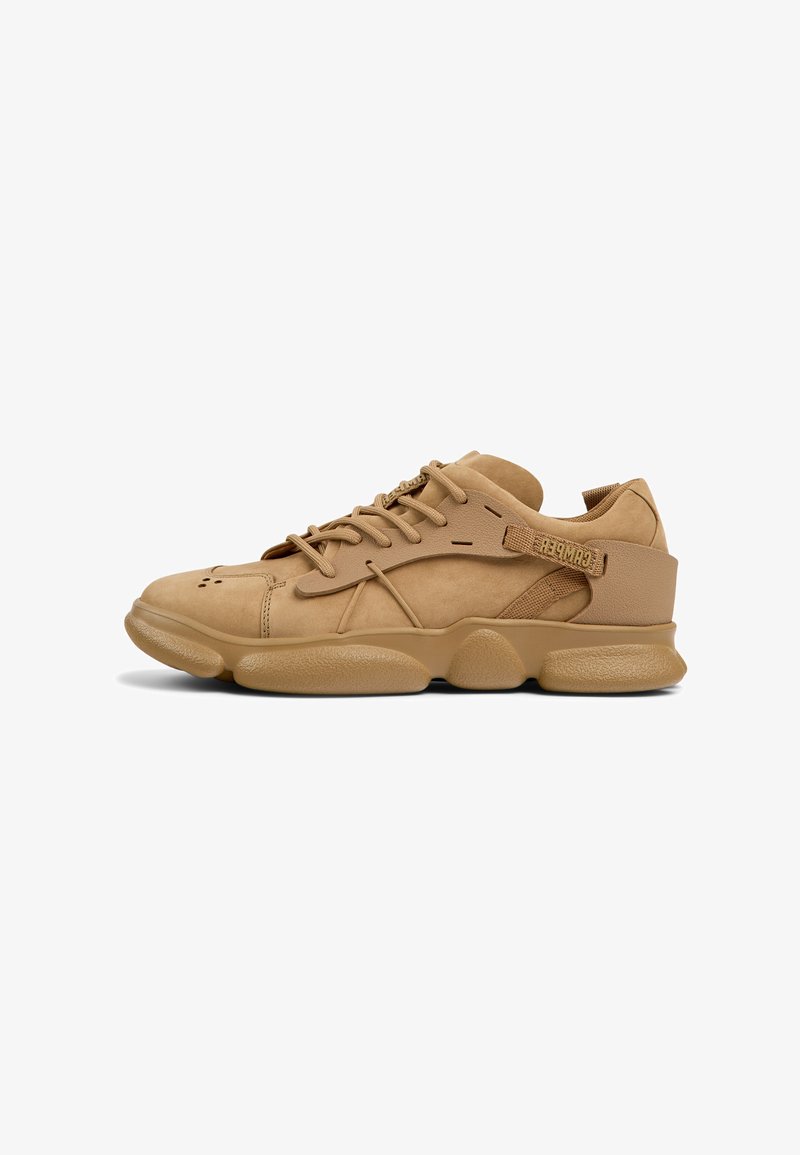 Beige Sportliche Schuhe mit einem glatten Lederobermaterial, runder Zehenpartie, Netzakzenten, dicker Gummisohle und einem auffälligen Schnürsystem.