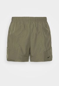 Short de sport vert olive avec une taille élastique et un petit logo Nike swoosh noir sur la partie inférieure de la jambe droite.