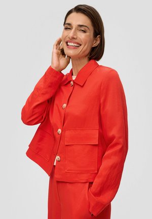 Veste en lin rouge avec un col, des manches longues et deux poches avant. Fini avec des boutons de couleur claire.