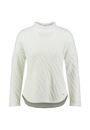 Biały, długorękawowy sweter z fakturą, z półgolfem i zaokrąglonym dołem, przedstawiony na jednolitym białym tle.