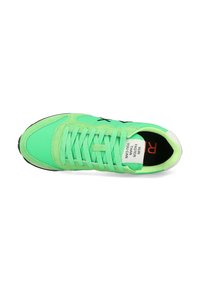 Scarpa sportiva verde con tomaia in nabuck e mesh, caratterizzata da accenti neri, lacci tondi, una punta in gomma bianca e etichetta con logo sulla linguetta.