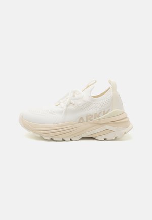 Trainers - white