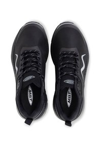 Chaussures de sport noires avec une tige en maille, un bout arrondi et une semelle texturée. Les lacets sont noirs avec des accents blancs ; le logo de la marque est visible à l'intérieur.