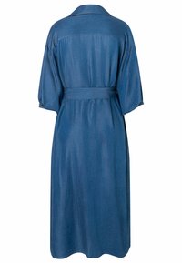 Langes blaues Denimkleid mit halblangen Ärmeln, Kragen und einem Stoffgürtel, der hinten in der Taille gebunden ist.