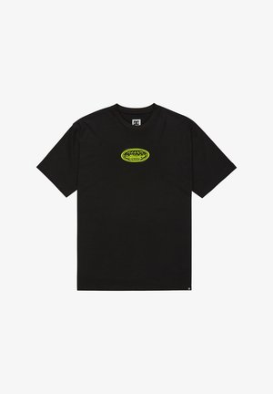 Camiseta negra de manga corta hecha de algodón. Presenta un cuello redondo y un gráfico de logo en neón verde contrastante centrado en el pecho.