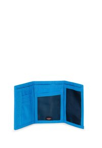 Portafoglio in tessuto blu con tre scomparti, uno dotato di una sezione in rete, e uno slot per schede. Bordature cucite e etichetta interna visibili.