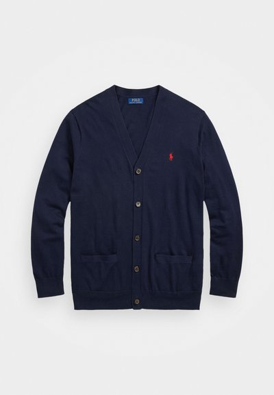 Marineblå cardigan laget av bomull med V-hals, knappelukking foran, to frontlommer og en liten rød polo-logo på venstre bryst.