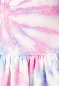 Abito tie-dye con motivo vorticoso in tonalità pastello di rosa, blu e bianco. Presenta un bordo arricciato nella parte inferiore per un tocco di texture in più.