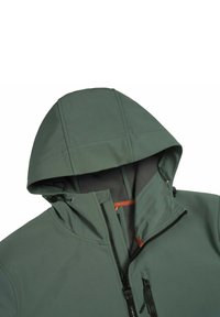 Giacca da esterno verde con cappuccio. Presenta una zip frontale, un rivestimento interno e dettagli in arancione. Texture liscia e design aderente.