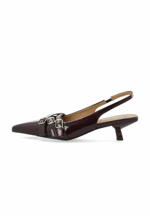 Bordeaux patentleren slingback schoen metpuntige neus, zilveren gespaccenten en een lage, hoekige hak. Gladde textuur en gepolijste afwerking.