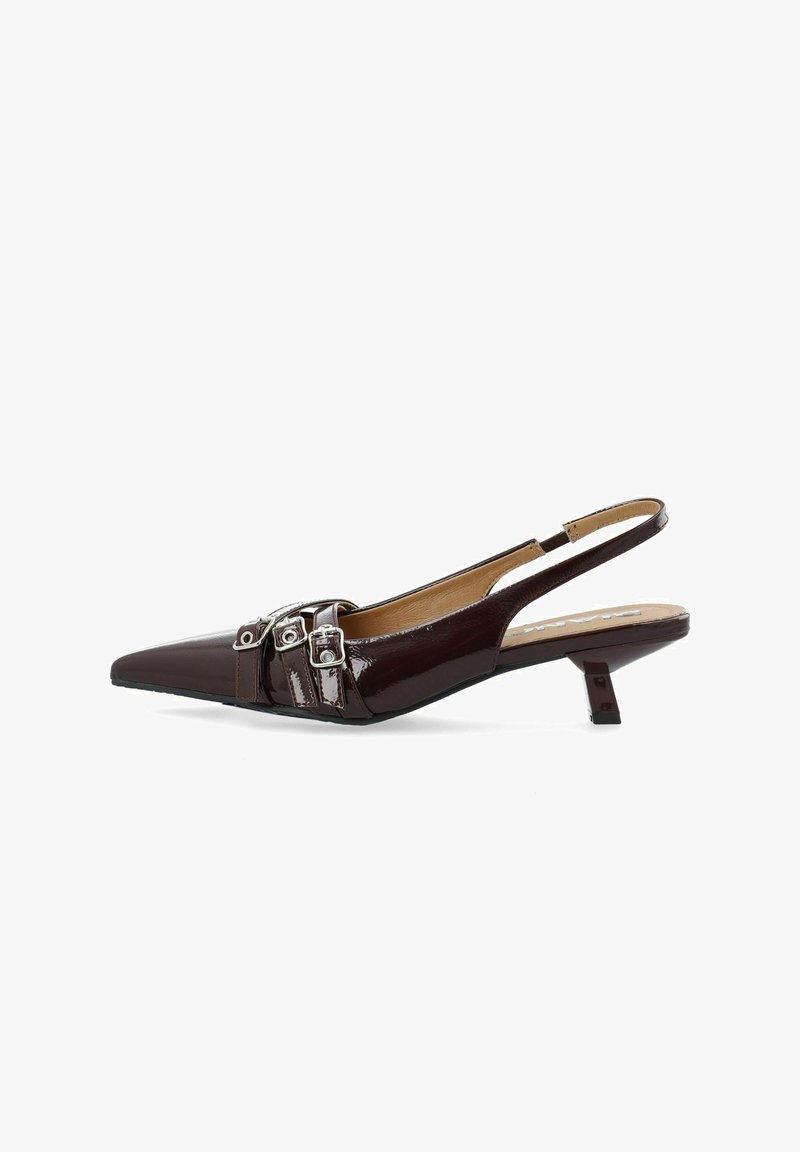Burgundi värvi patendinahast slingback-kontsad kingad, millel on terav nina, hõbedased pandlad ja madal, nurgeline konts. Sile tekstuur ja poleeritud viimistlus.