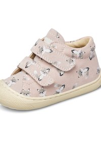 Chaussure de tout-petit rose avec double velcro, recouverte d'un motif ludique de renards gris et blancs, et d'une semelle en caoutchouc crème.