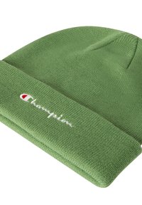 Gorro de punto verde con vuelta, que presenta el logo "Champion" bordado en blanco y un pequeño acento rojo. Textura suave, diseño casual.