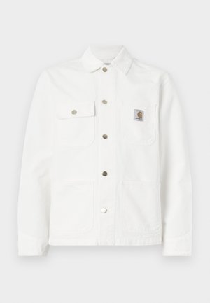 Biela džínová bunda so šírym golierom, predným zapínaním na gombíky, dvoma náprsníkovými vreckami a logo nášivkou na ľavom vrecku.