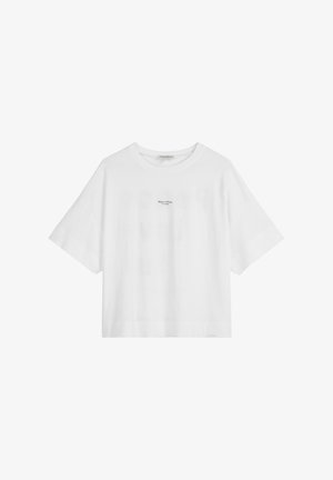 Biała bawełniana koszulka z luźnym krojem, krótkimi rękawami i okrągłym dekoltem. Z przodu znajduje się małe logo umieszczone na środku.