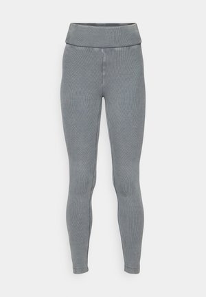 Grå ribbede leggings med en bred, elastisk midje og en innsvingt passform. Laget av elastisk materiale med en glatt tekstur.
