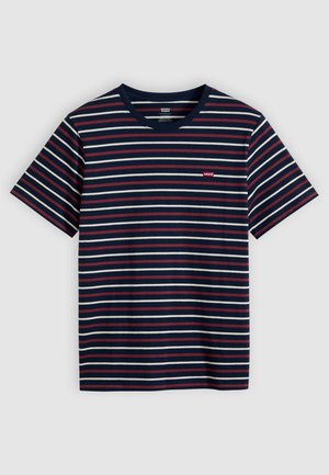 Temno modra majica s kratkimi rokavi z belimi in rdečimi horizontalnimi črtami ter majhnim rdečim Levi's logotipom na prsih.