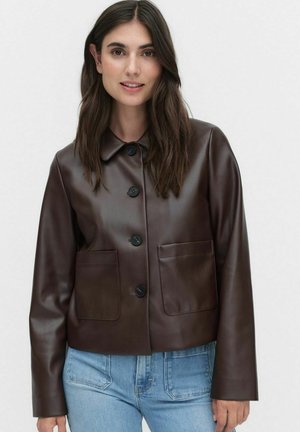 Veste courte en simili cuir marron avec un col, fermeture à boutons sur le devant, et deux grandes poches plaquées. Texture lisse avec un minimum de détails.