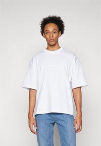 Pegador LOGO BOXY TEE - Pamata T-krekls - white gum white