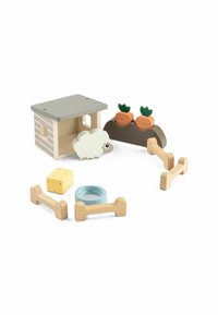 Drewniany zestaw do zabawy przedstawiający domek z szarym dachem, figurkę owieczki, pomarańczowe marchewki, żółty sześcian, niebieski pierścień oraz drewniane kości.