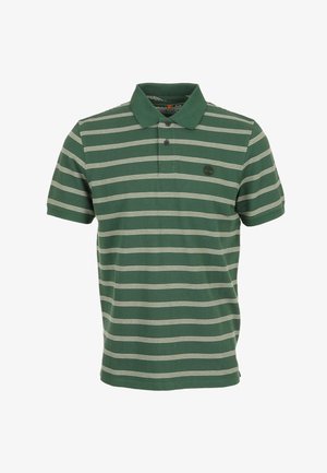Polo verde a maniche corte con strisce orizzontali bianche, due bottoni e un piccolo logo circolare nero sul petto sinistro.
